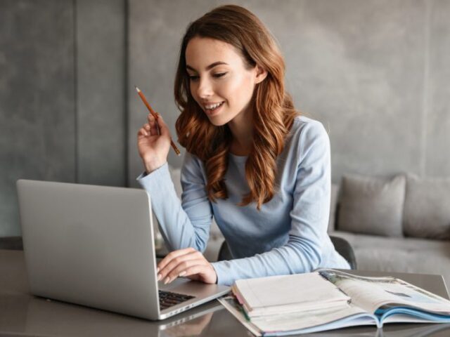 Porquê fizeram um curso de organização on-line em 3 etapas: Como manter seu sambaqui organizado, como achar as tampas de potes de plásticos que sumiram e como organizar sua cama em menos de 2 horas.