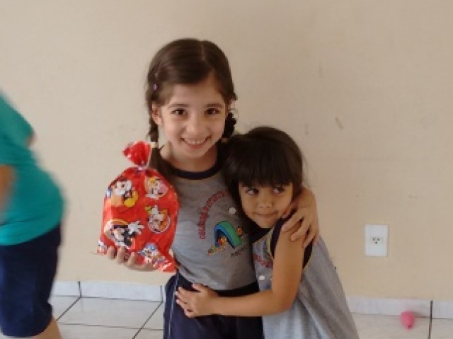 menina fofa brincando com os amiguinhos