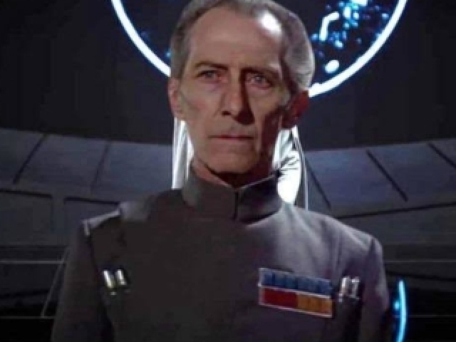 Moff Tarkin, que de algum jeito estava vivo!