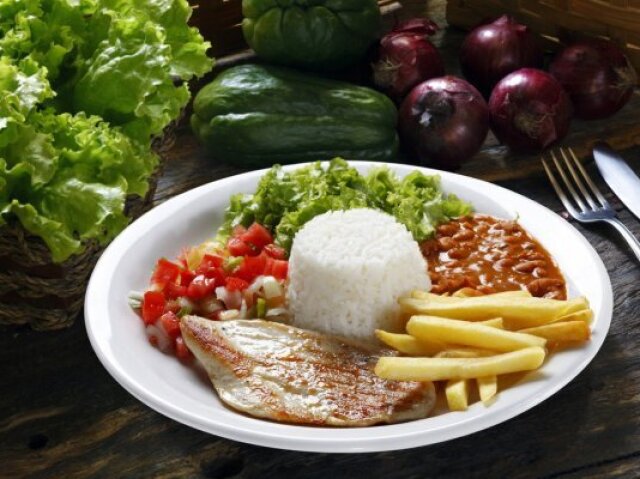 salada, arroz, feijão, carne e batata frita