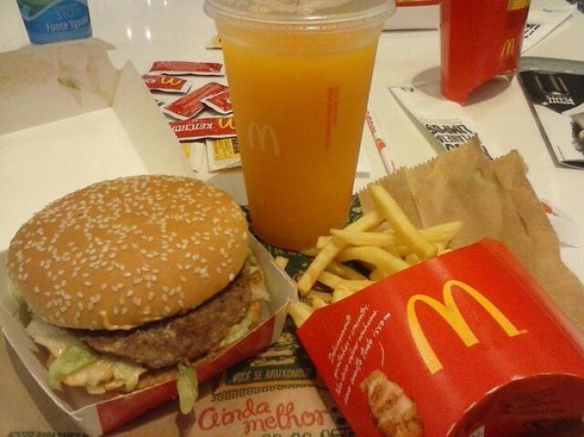 mc donald's: batata frita, humburger e suco de laranja