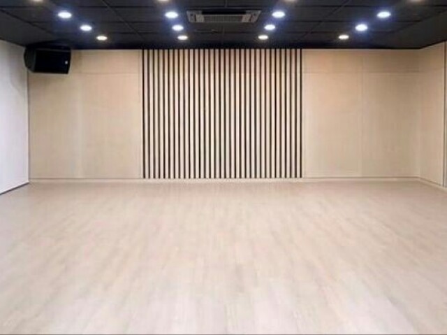 Na sala de dança da escola (coloquei o estudio da bighit msm)