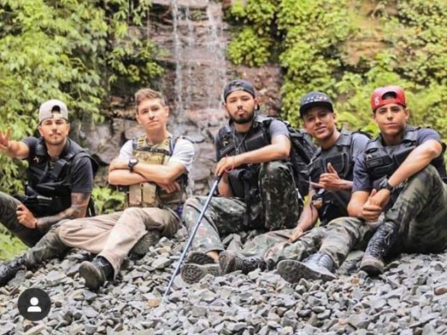 Os caçadores de lendas são uma série em que o Renato e alguns amigos vão em lugares abandonados para ver se é assombrado. A maioria dos lugares tem lendas, outros tem somente relatos de coisas sobrenaturais, como barulhos estranhos, luzes acenderem sem ter ninguém lá, móveis se mexendo, portas batendo.