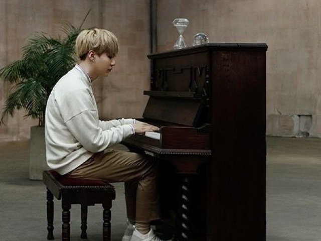 Tocar piano com Yoongi