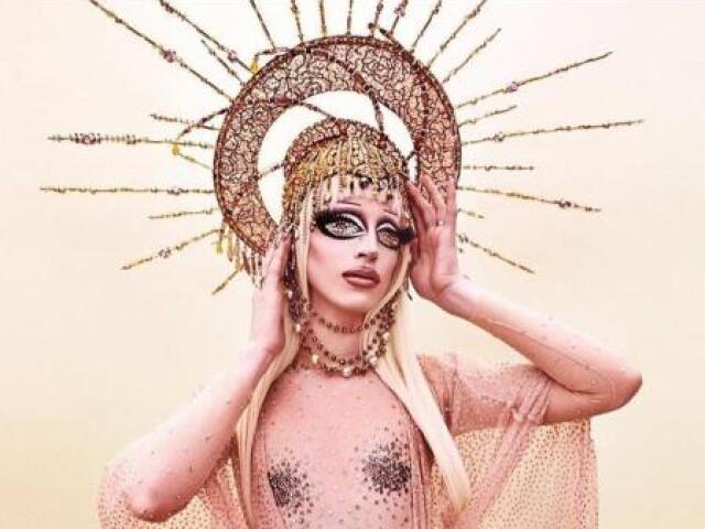 Holy Mary! Look maravilhoso cheio de glitter e, acima de tudo, DIVINO!