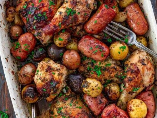 Frango assado com linguiça e batata inglesa