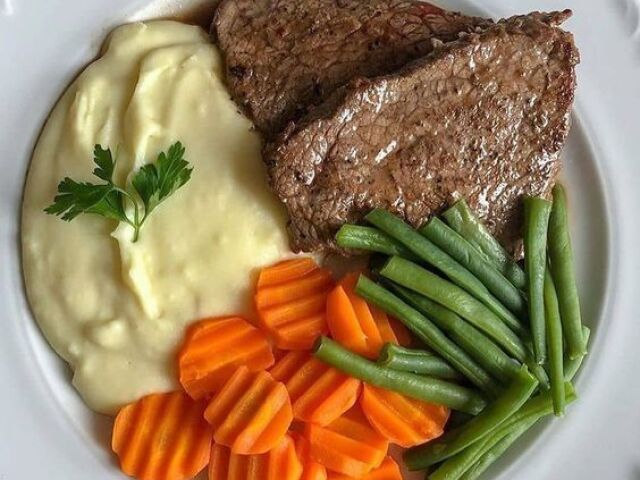 Bife, purê de batata e salada cozida