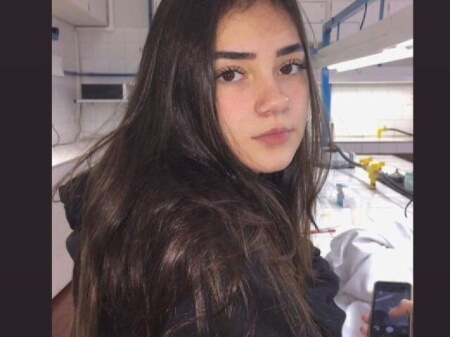 Eduarda, 17 anos, namorada do Mayck, brasileira.
