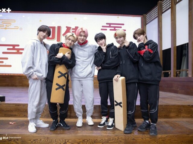 Time Vermelho (Ni-Ki, Sunoo, Beomgyu, Jay, Jake e Yeonjun)