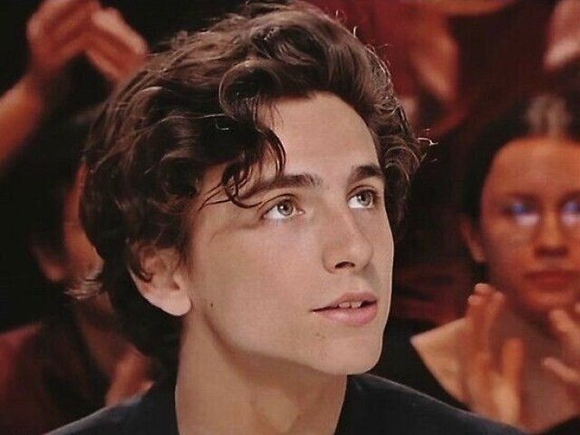Cabelo grande + olhos escuros