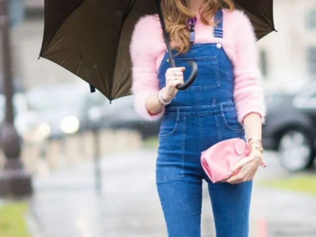 Macacão jeans e camisa rosa