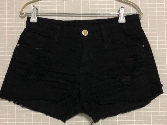 short jeans preto mais ou menos colado mais ou menos curto