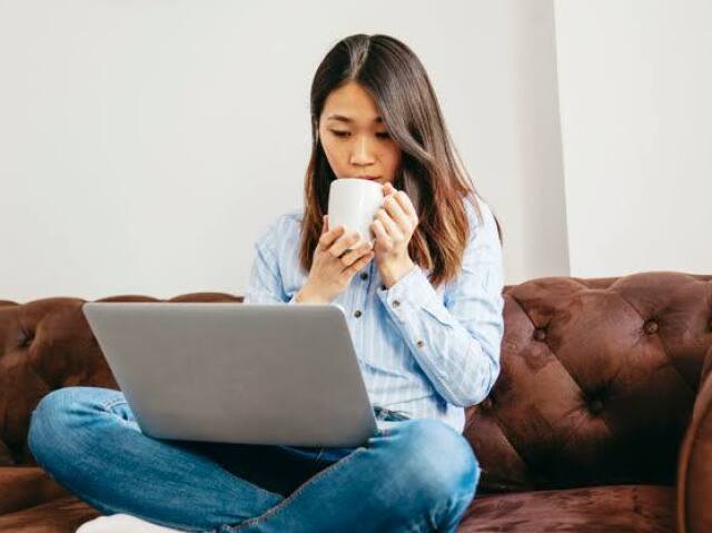 assistindo jornal tomando café☕🖥