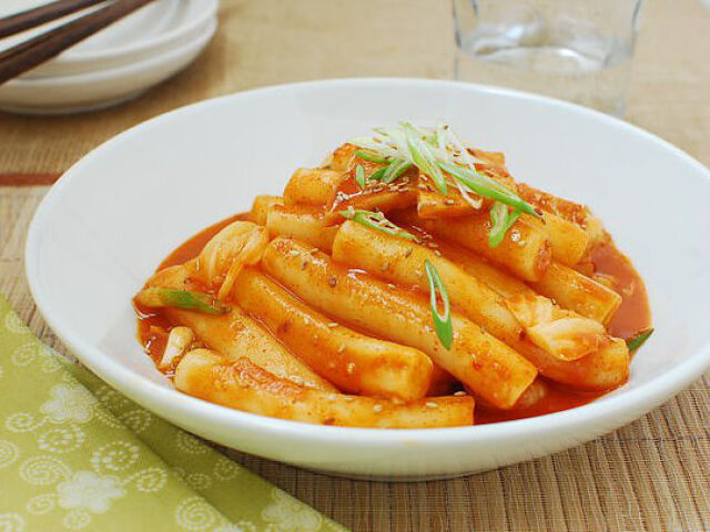 Tteokbokki(떡볶이)-O bolinho de arroz mais apimentado do mundo haha. O tteokbokki é feito a partir de uma massa de arroz em formato cilíndrico e é uma comida de rua, que pode ser encontrada em diversas vendinhas e mercados. Apesar de ser feito de arroz, o molho é muito picante então eu aconselho só para os fortes. Eu, por exemplo, não conseguia comer em grandes quantidades. O tteobokki é uma opção barata pra quem quer experimentar um prato típico coreano.