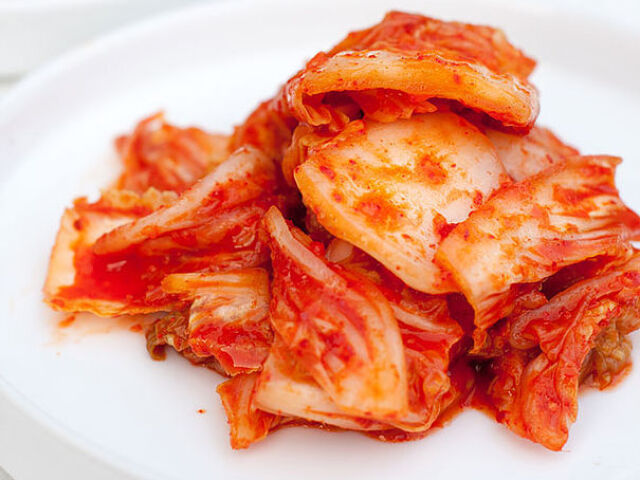 Kimchi (김치)-é provavelmente o prato mais famoso da Coreia. Esse repolho fermentado é bastante apimentado e pode ser comido em todas as refeições do dia. Muitos pratos coreanos são acompanhados por kimchi, então com certeza você terá a oportunidade de provar esse prato quando viajar ao país. Apesar de o kimchi mais famoso ser feito de repolho fermentado, há outros tipos que consistem em repolho e mais outros vegetais fermentados como, por exemplo, o rabanete.