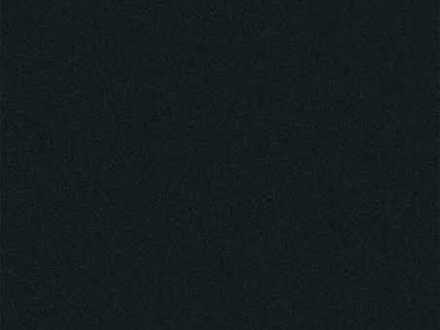 Preto.