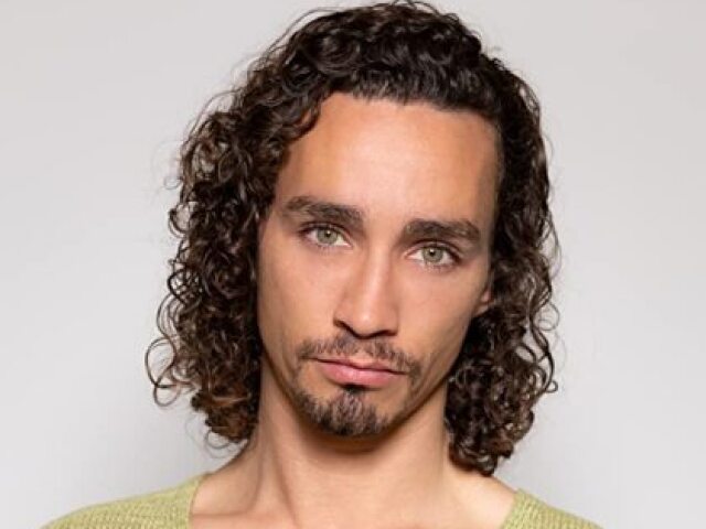 Robert Sheehan