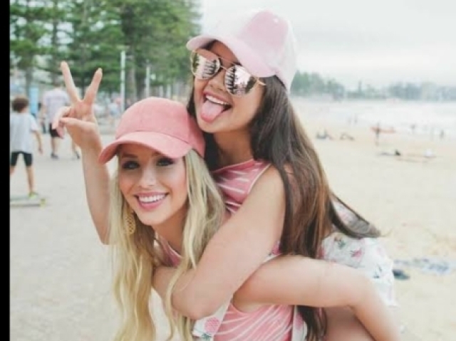 Bia & Geovana(são irmãs quase da mesma idade a Bia tem 15,e a Geo 14 e meio.
Amam rosa, seus pais são atores famosos.
São bem doidinhas mas também bem tímidas.)