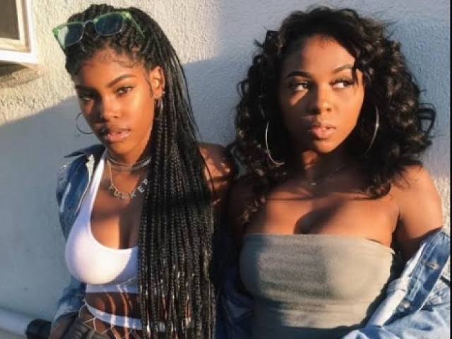 Vitória & Julia(são gêmeas não idênticas, amam esporte.
As duas são as populares por seus jeitos estressados.)