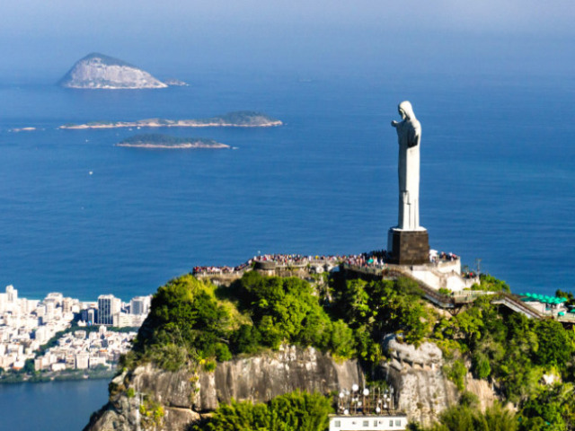 Viajar para conhecer uma cidade e seus pontos turísticos.