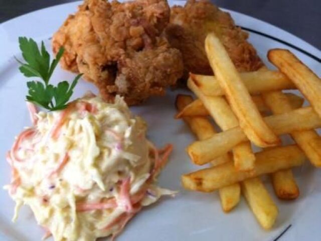 BOLINHO DE LEGUMES, COM SALADA E MAIONESE E BATATA FRITA?