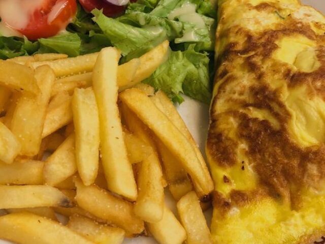 SALADA, BATATA FRITA E OMELETE DE GRÃO DE BICO?