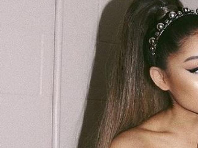 Ariana Grande estrelou no seriado Brilhante Victoria, da Nickelodeon em 2010, no qual sua sua personagem Cat tinha o cabelo intensamente vermelho. Devido a isso, necessitava tingir suas madeixas semanalmente, praticamente.
Cat, sua personagem, obteve tanto sucesso que, em 2013, conquistou sua própria série (Sam & Cat), assim, a rotina de pinturas prosseguiu-se causando danos permanentes aos seus fios.
A cantora afirma que os apliques, foram a única maneira que encontrou de sentir-se confortável consigo mesma.
O seu famoso rabo de cavalo vem sendo sua confiança e espera para que os fios novos cresçam e ela possa libertar-se dos apliques.