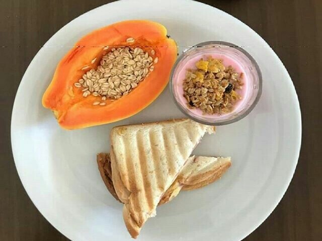 Pão yorgute com aveia e mamão com aveia