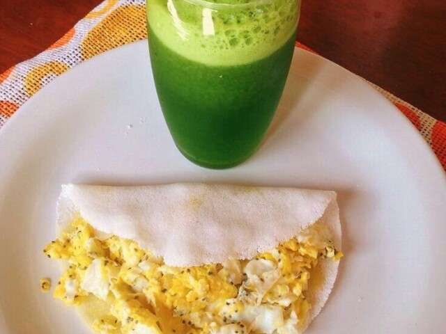 Tapioca com ovo e um suco verde