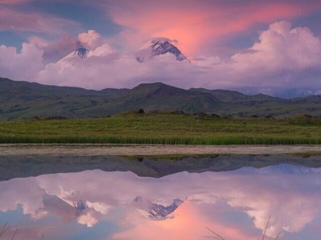 Próximo a um lago.