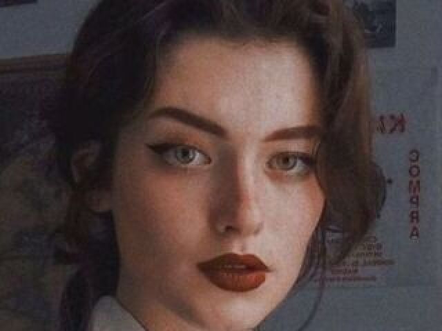 .....Marrom,vermelho.....
(foquem na makeup)