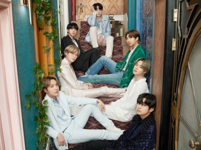 Escolha entre esses figurinos e te indicarei um solo do BTS.