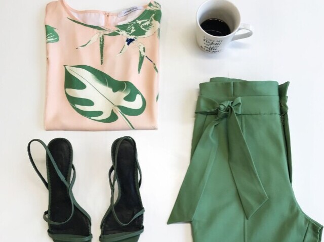 Blusa básica com calça verde