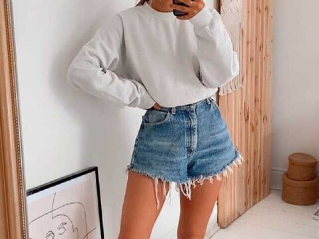 Blusa branca com shorts jeans