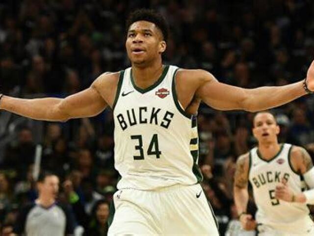 Ala pivô Armador- Giannis Antetokounmpo