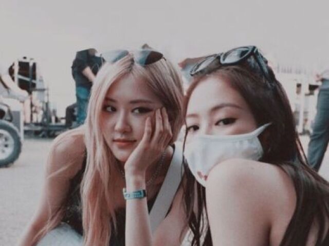Escolha um outfit de alguns MV's do BLACKPINK e no final vou te indicar uma música!