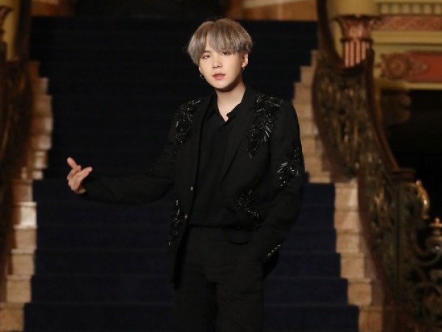 Escolha entre essas imagens e te indicarei uma música do Suga!