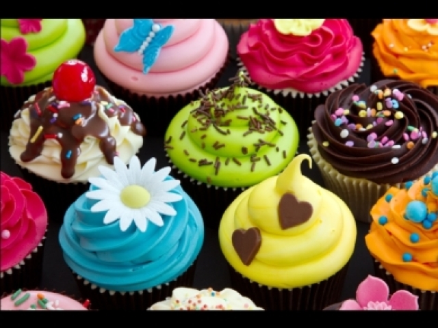 Cup cakes bem coloridos