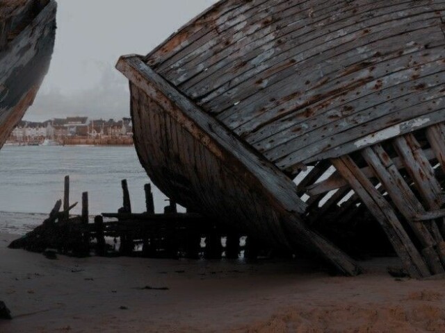 barco naufragado.