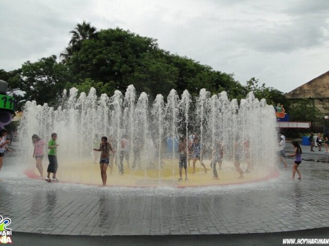 em uma fonte de agua mesmo kk