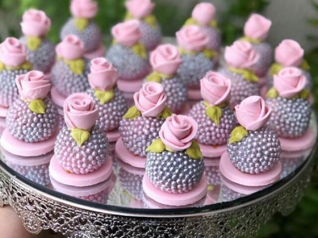 brigadeiro de leite ninho decorado com bolinhas e flores comestíveis