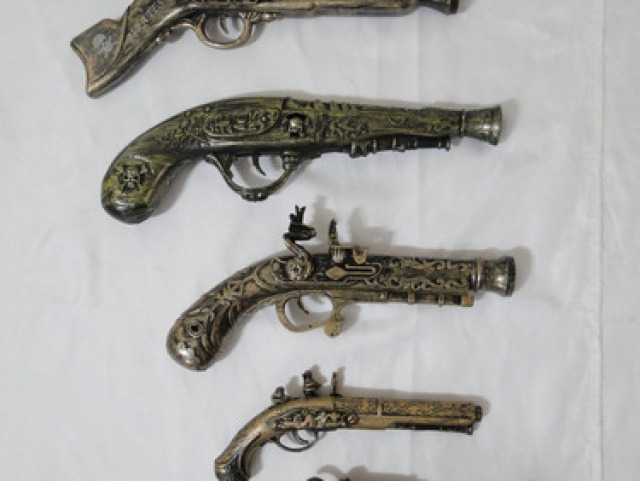 PISTOLAS E OUTRAS ARMAS