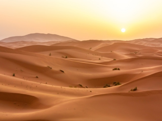 Um deserto calmo e ensolarado