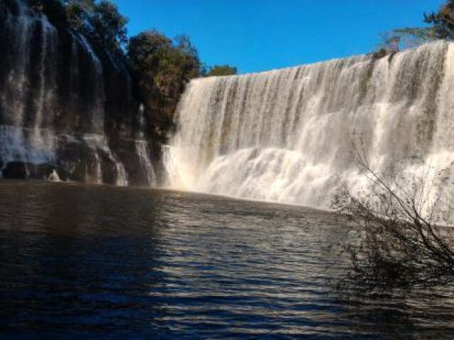 Uma cachoeira com água cristalina