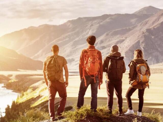 Juntar os seus amigos pra fazer alguma coisa, seja uma viagem ou um churrasco