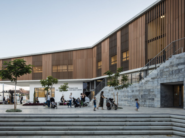 Construo um centro comunitário, onde todas as pessoas podem se reunir e aprender coisas novas