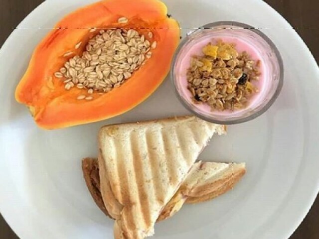 Fruta, iogurte, pão e+