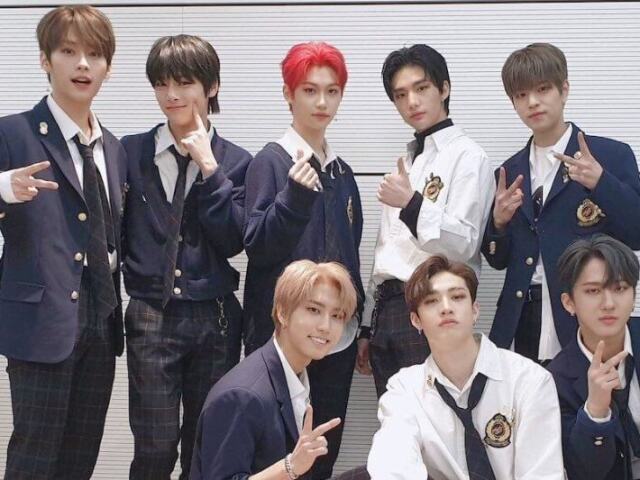 STRAY KIDS.