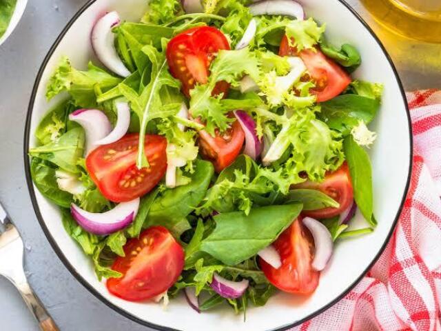 Ele prefere uma salada para manter aquele corpo sarado