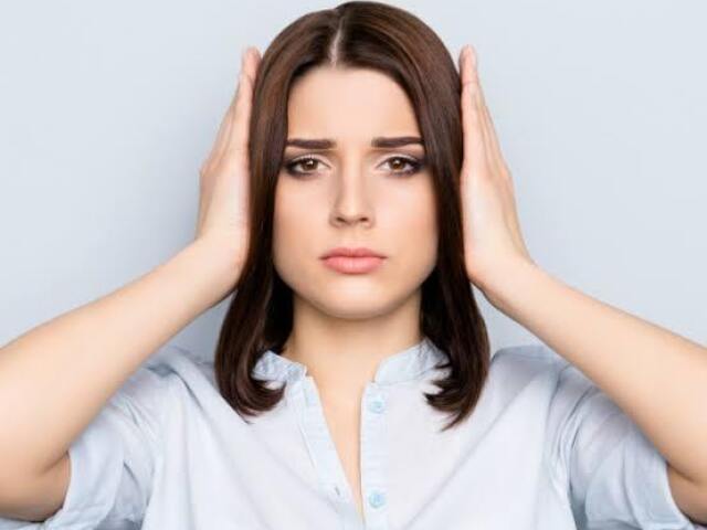 Não sei o que fazer, eles vão continuar falando mesmo se eu pedir para eles pararem, minha funcionária pode achar que eu estou sendo intrometido.